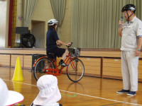 乗車の仕方を学んでいます。